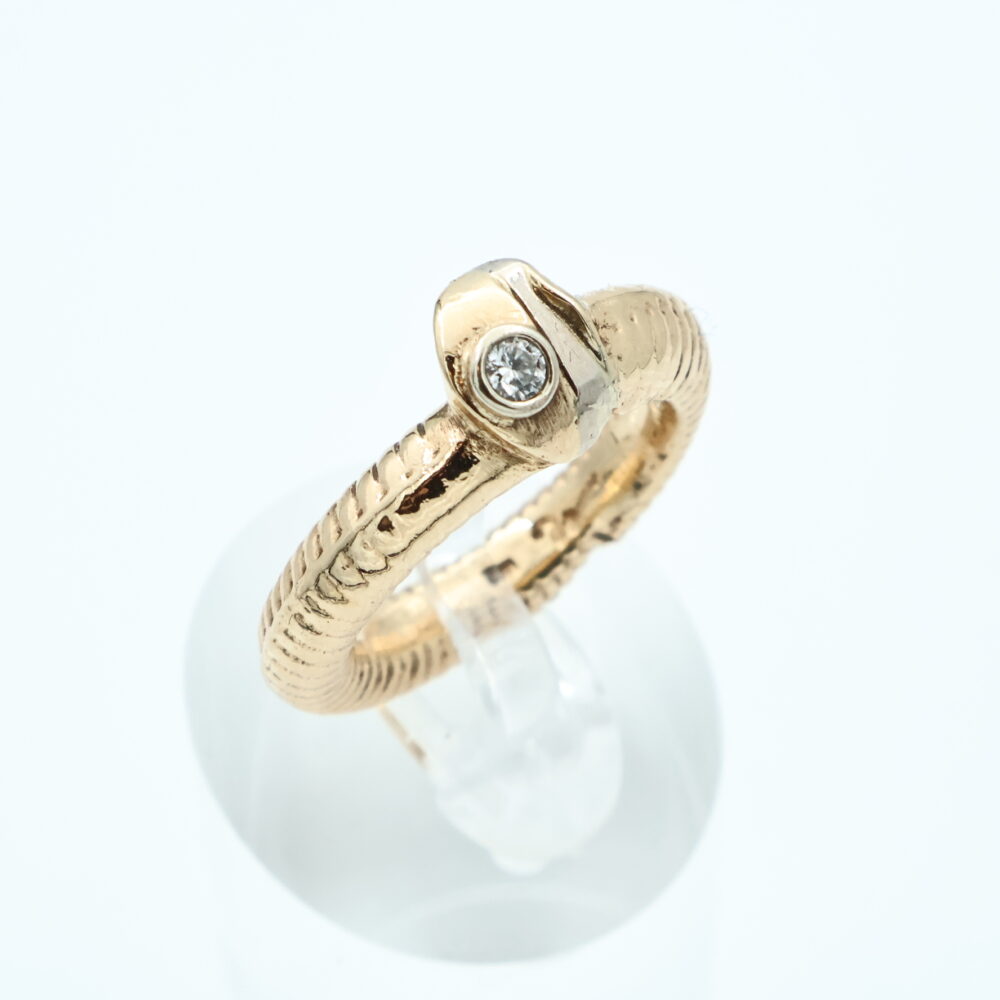 Ring i gult gull med diamant