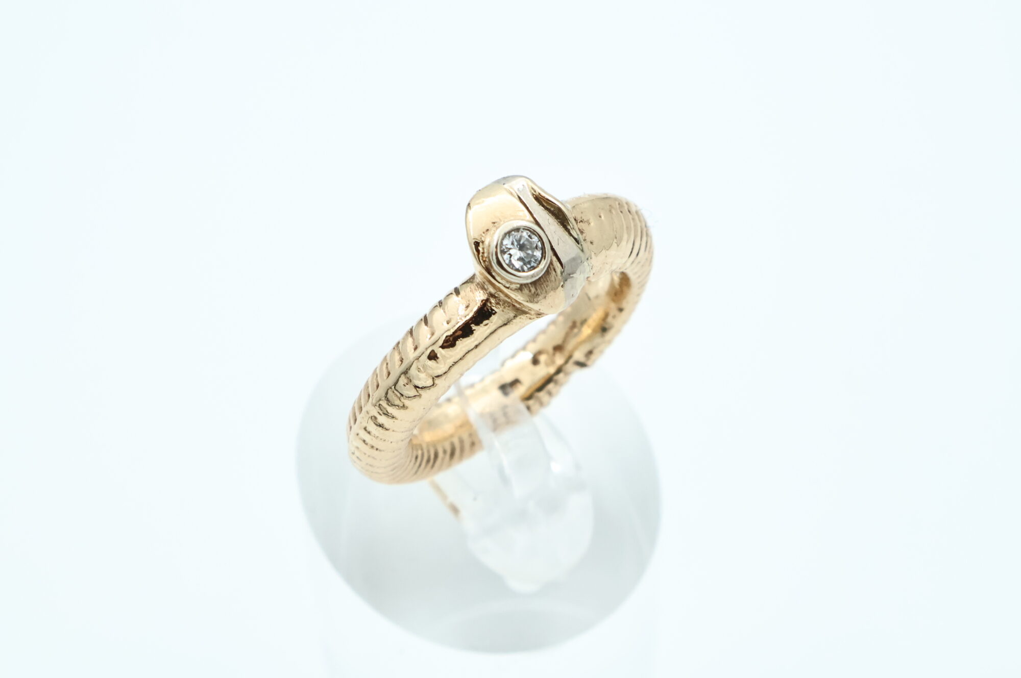 Ring i gult gull med diamant - Bilde 1