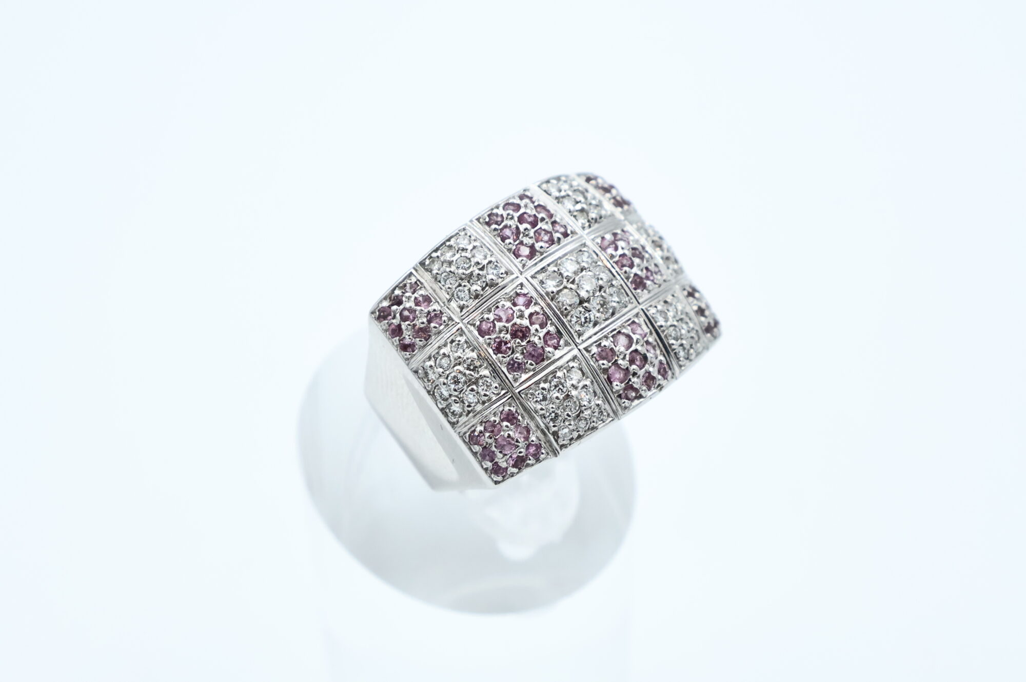 Ring i hvitt gull med diamanter og rosa stener - Bilde 1