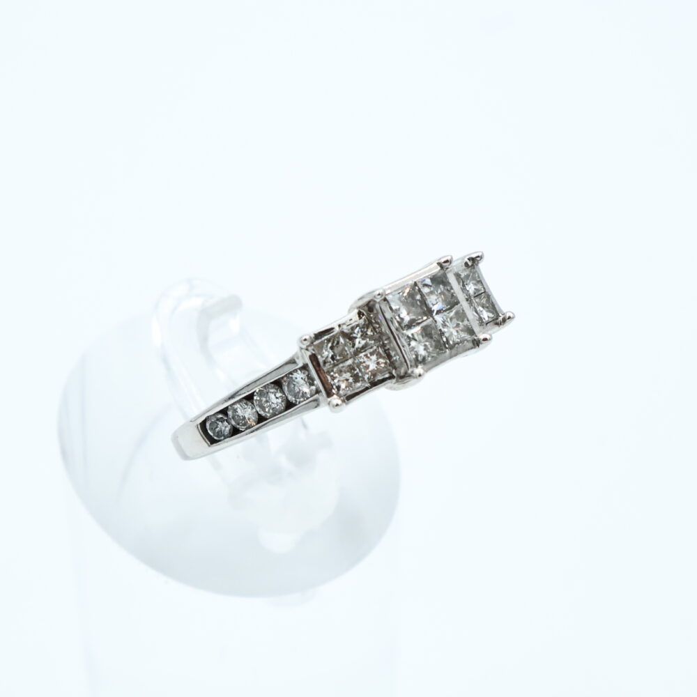 Ring i hvitt gull med diamanter