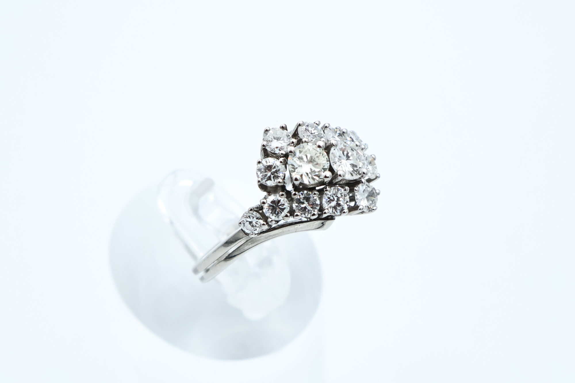 Ring i hvitt gull med diamanter - Bilde 1