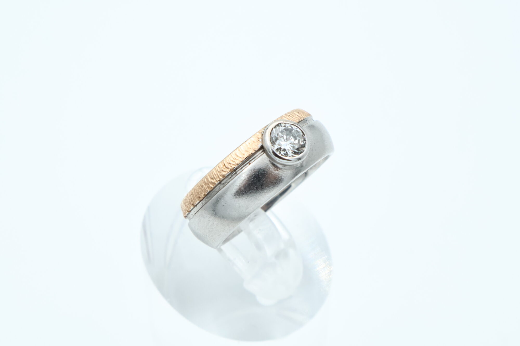 Ring i flerfarget gull med diamant - Bilde 1