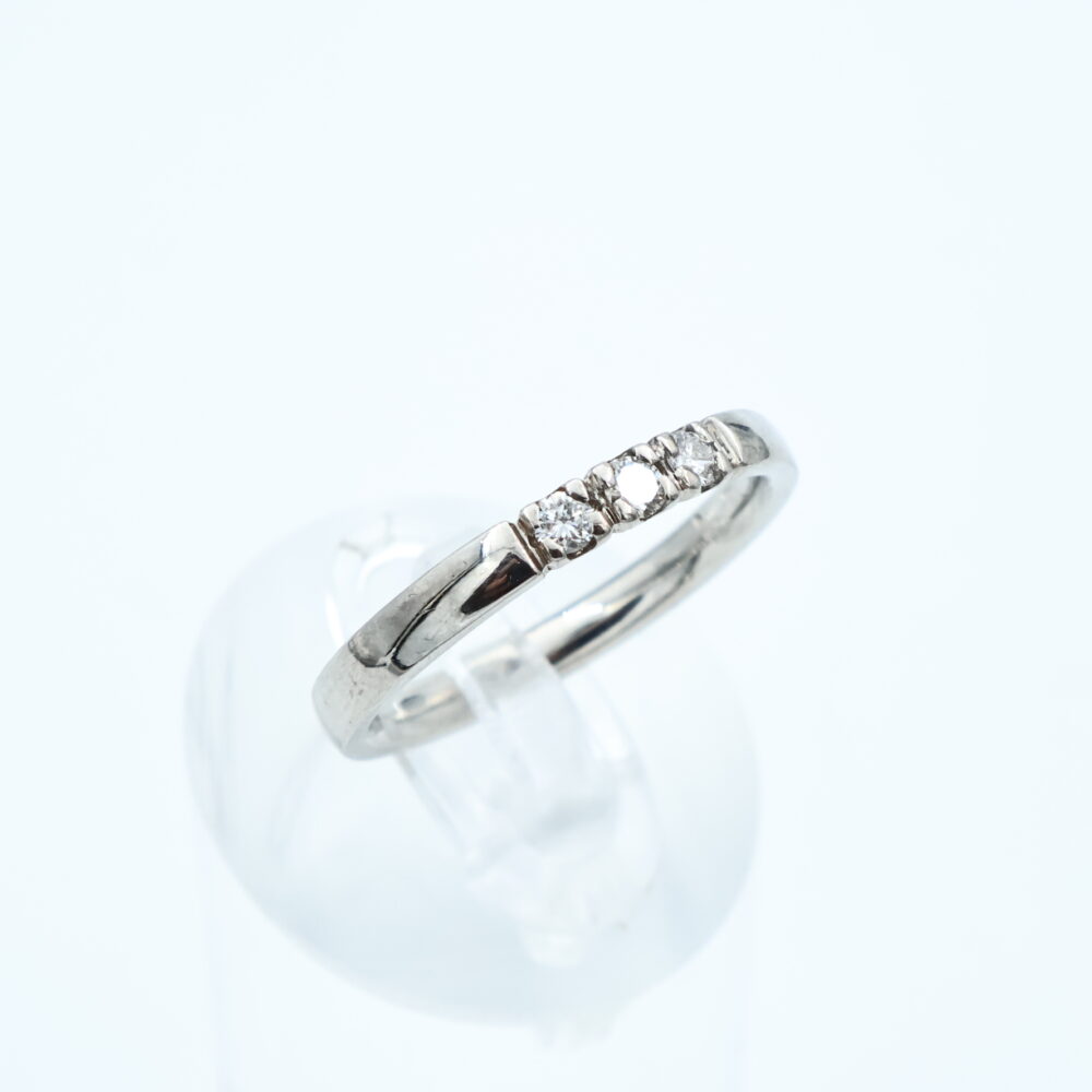Ring i hvitt gull med diamanter