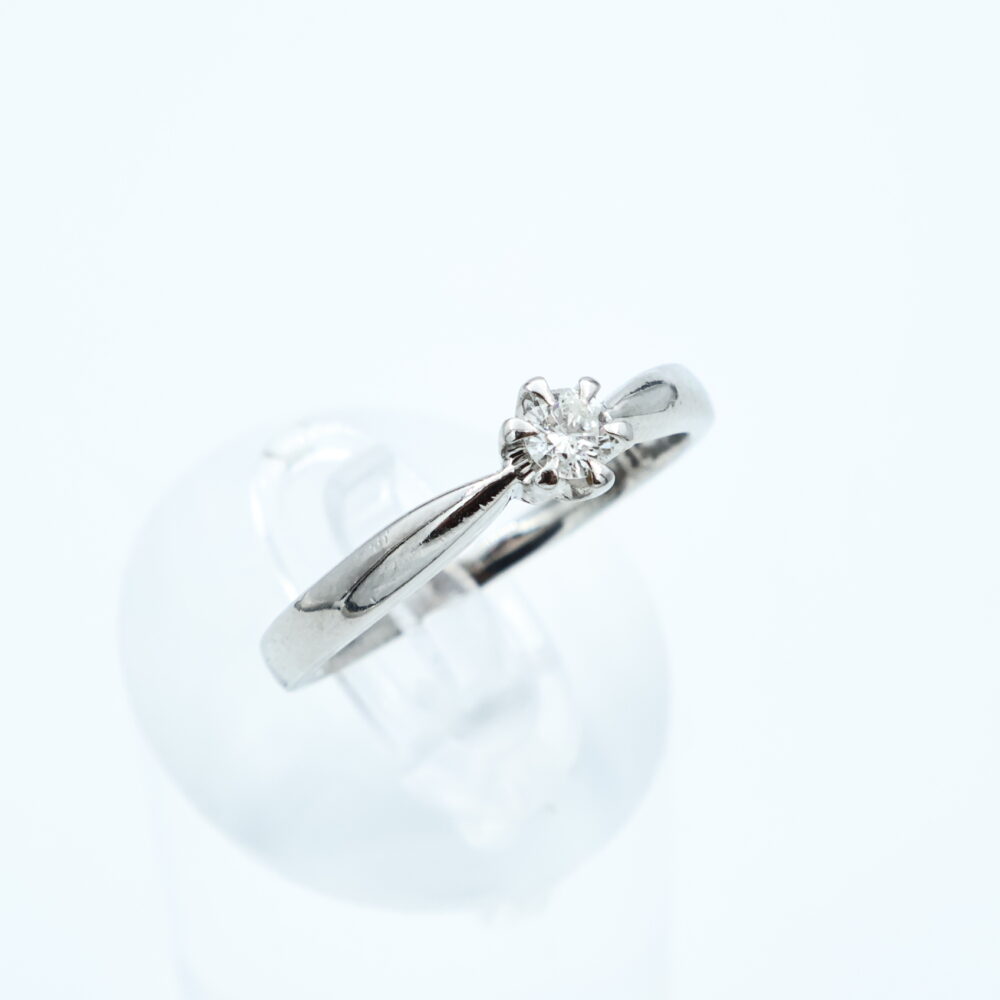 Ring i hvitt gull med diamant