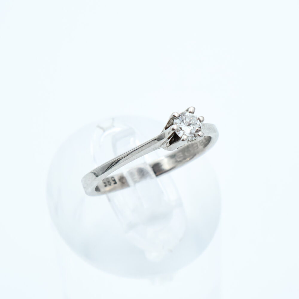 Ring i hvitt gull med diamant