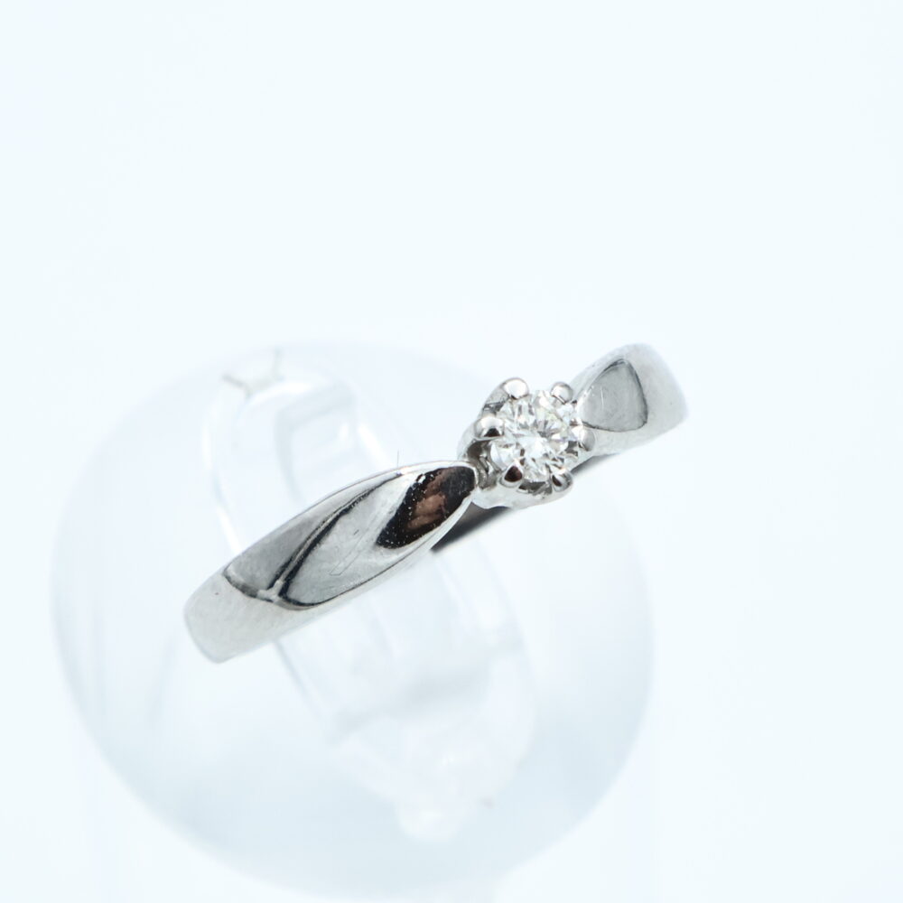 Ring i hvitt gull med diamant