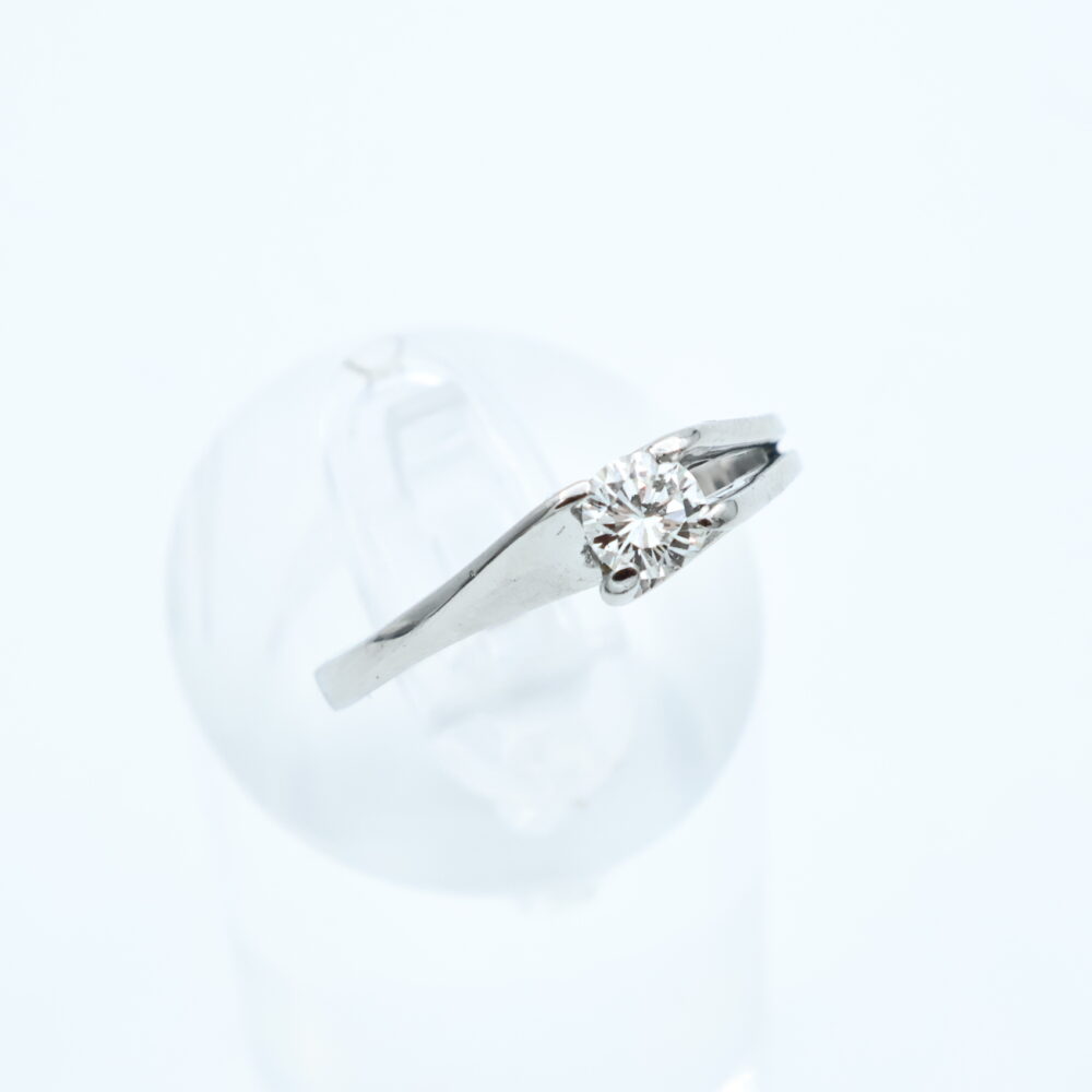 Ring i hvitt gull med diamant