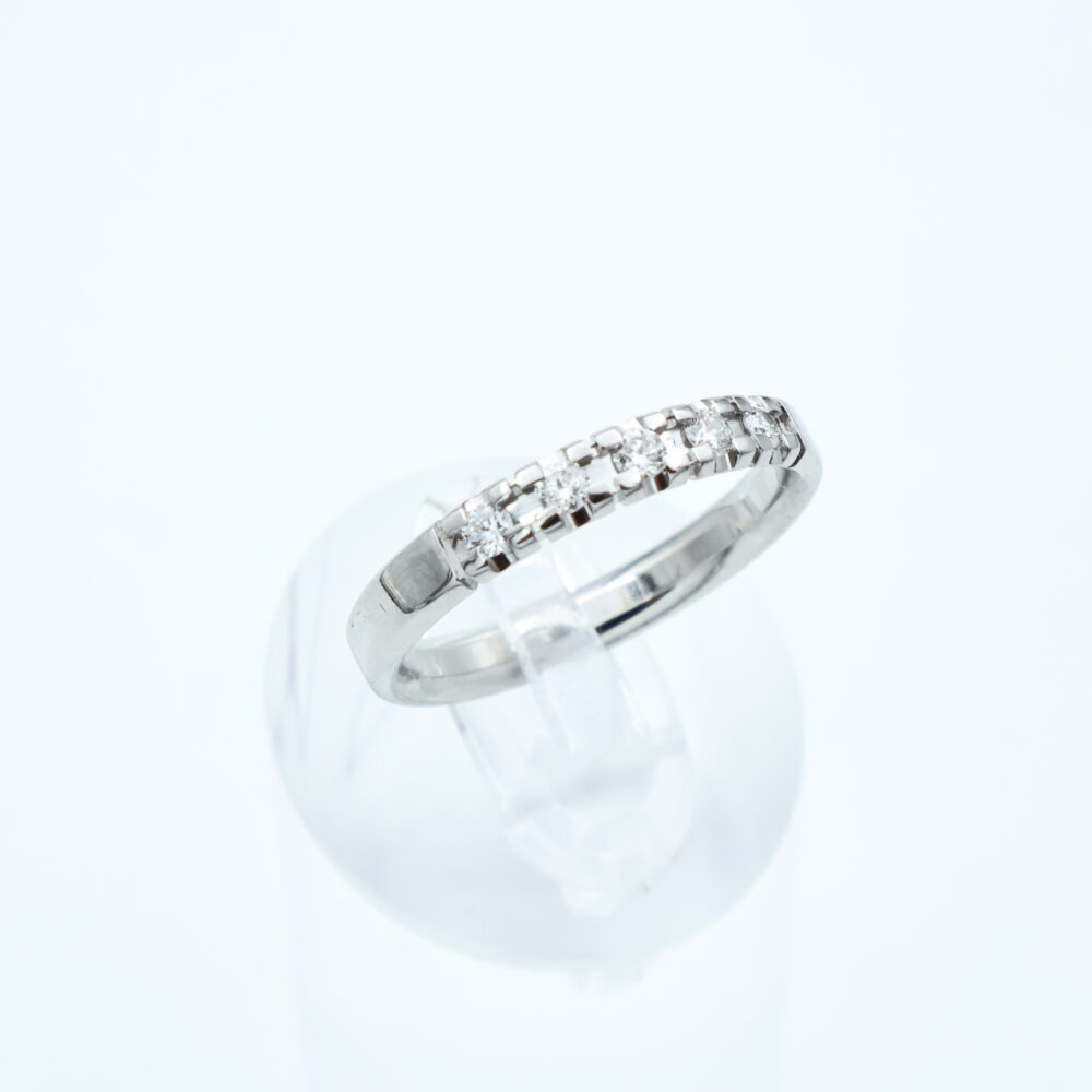 Ring i hvitt gull med diamanter