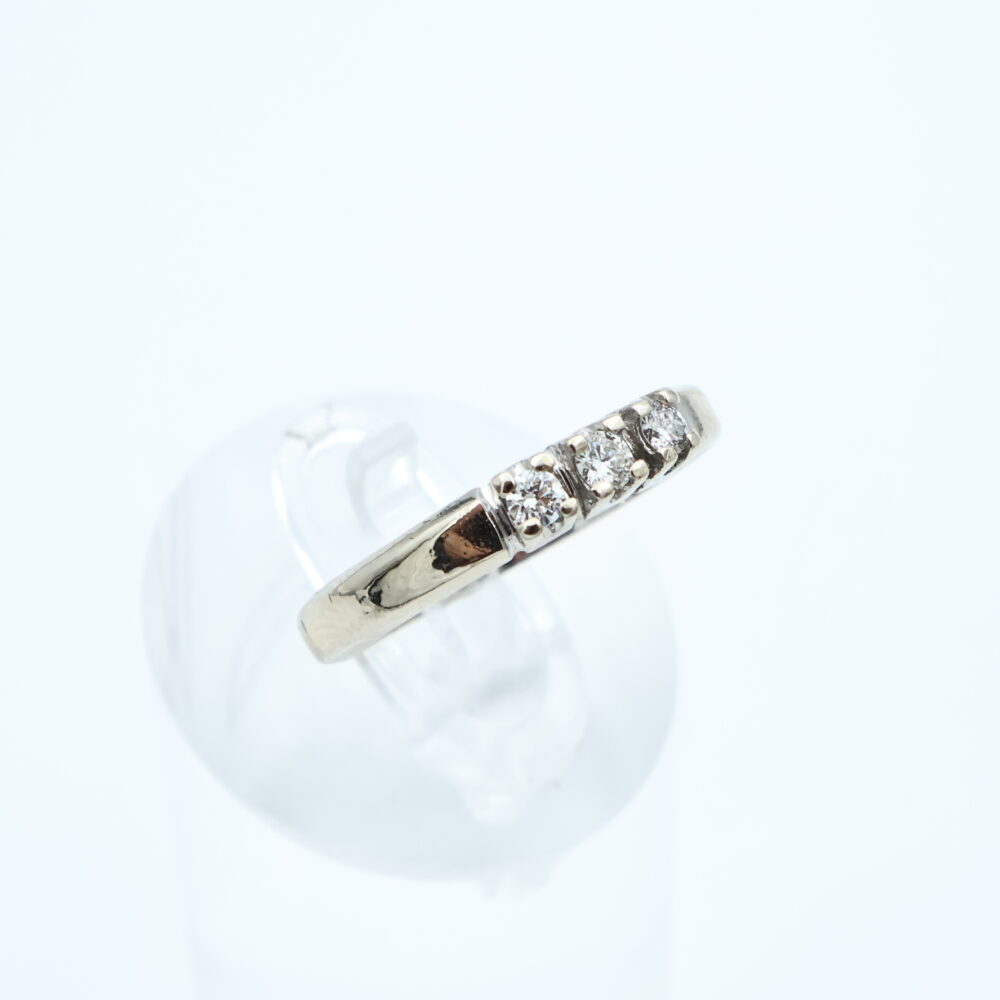 Ring i hvitt gull med diamanter