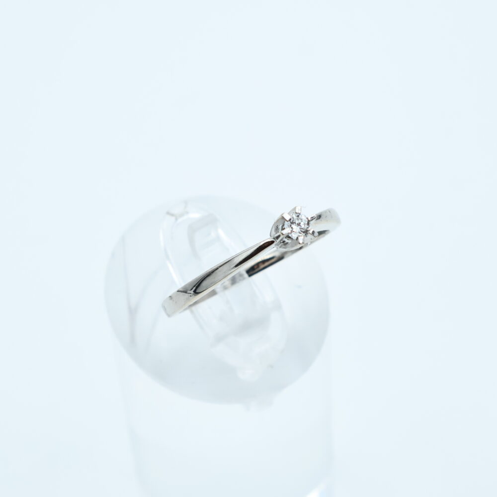 Ring i hvitt gull med diamant