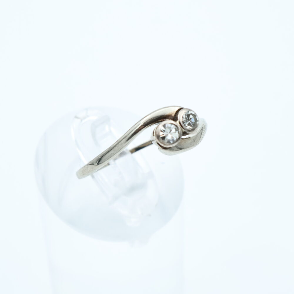 Ring i hvitt gull med diamanter