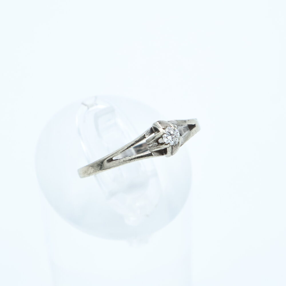 Ring i hvitt gull med diamant