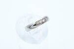 Ring i hvitt gull med diamanter