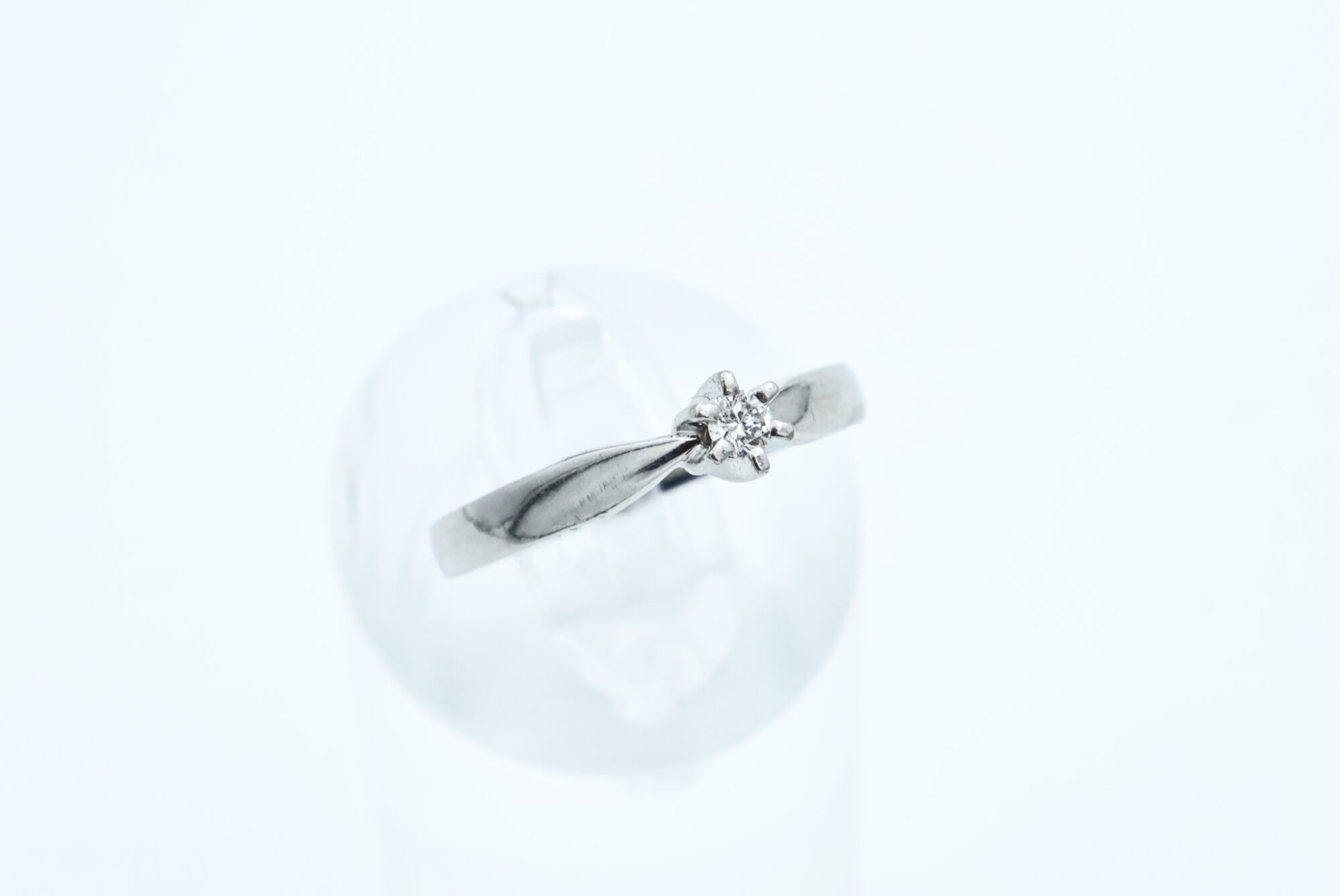 Ring i hvitt gull med diamant - Bilde 1