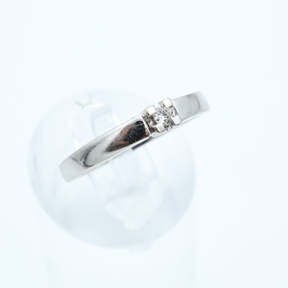 Ring i hvitt gull med diamant