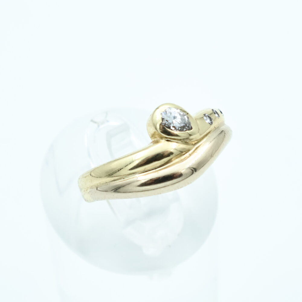 Ring i flerfarget gull med diamanter
