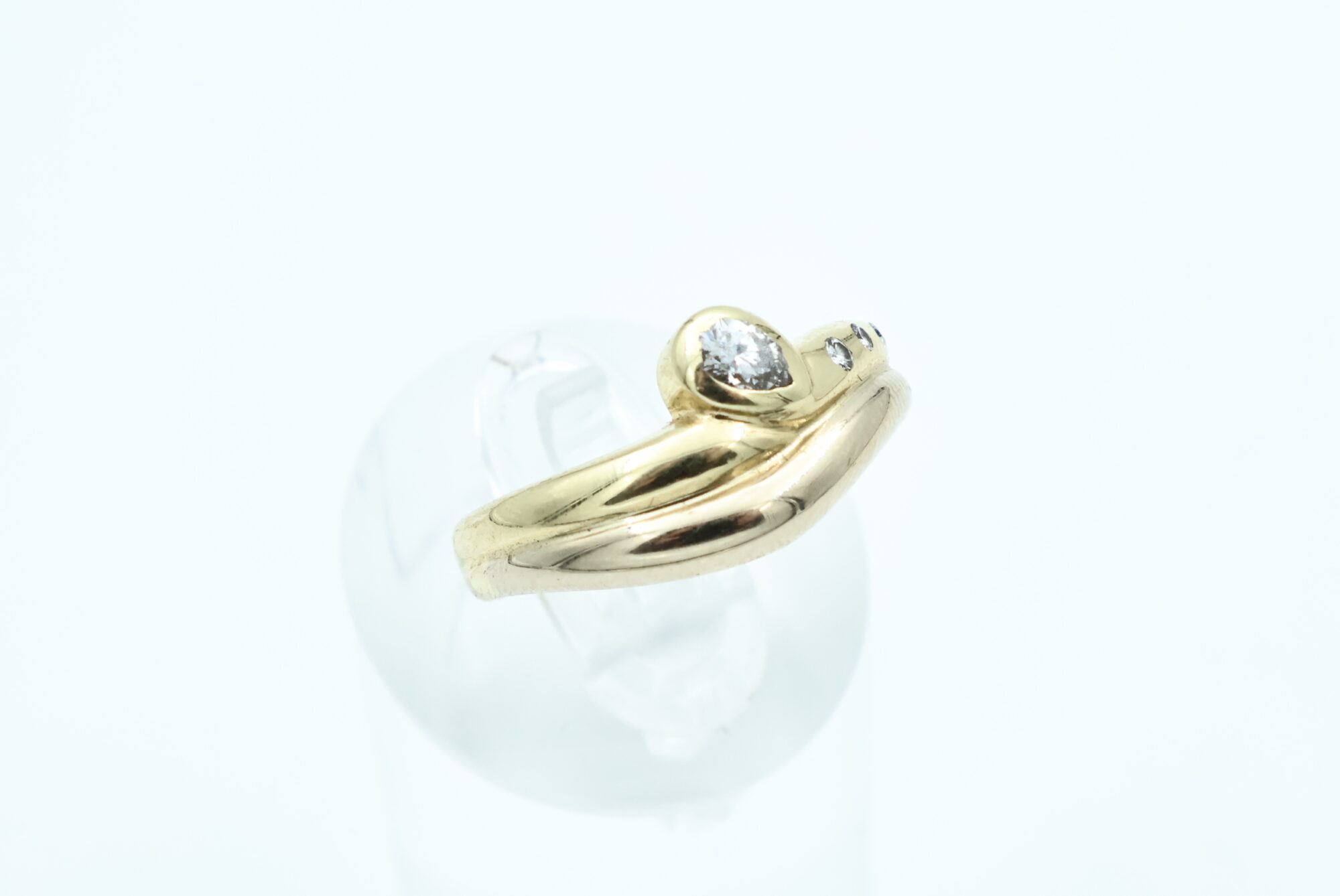 Ring i flerfarget gull med diamanter - Bilde 1