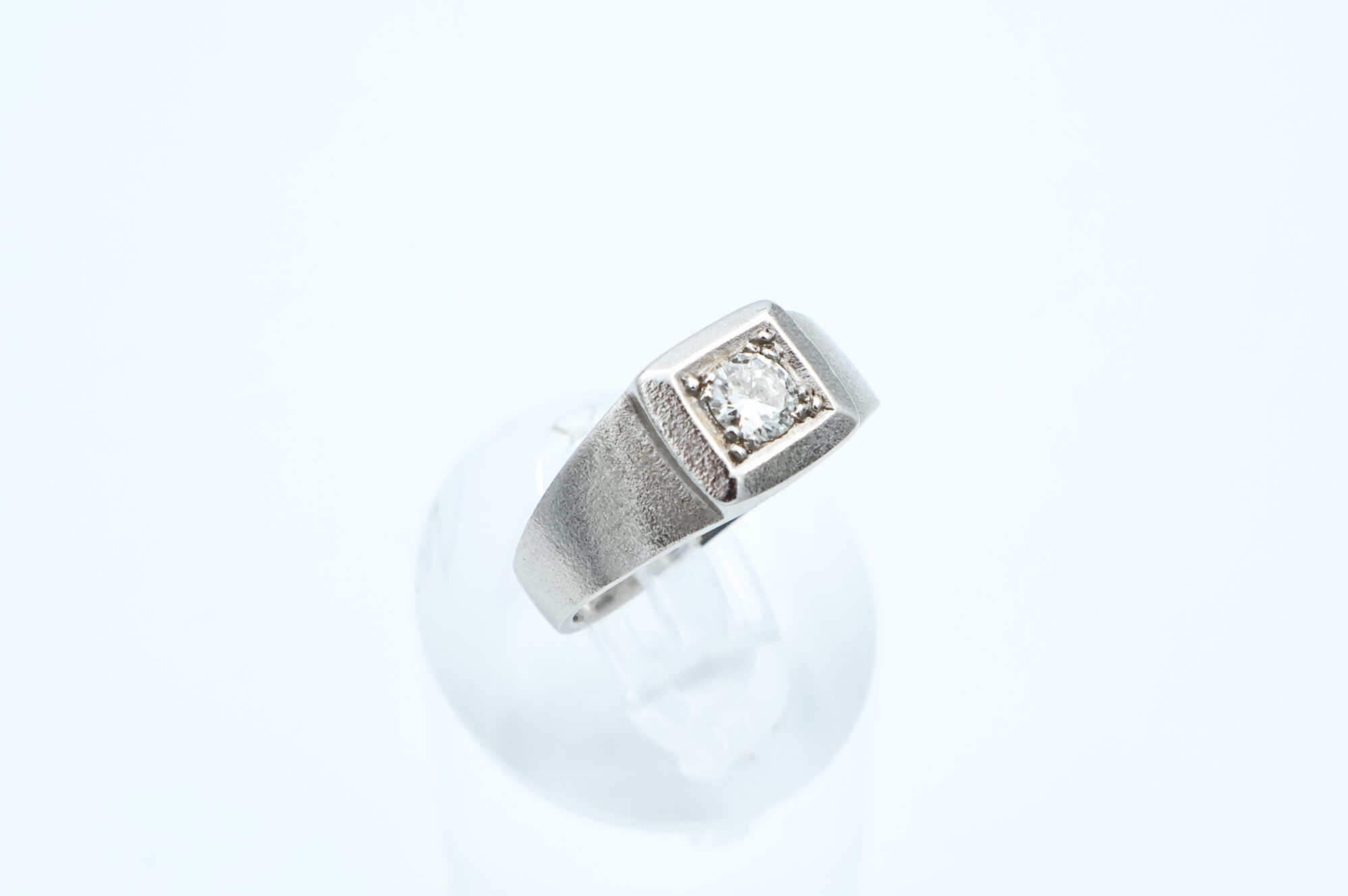 Ring i hvitt gull med diamant - Bilde 1