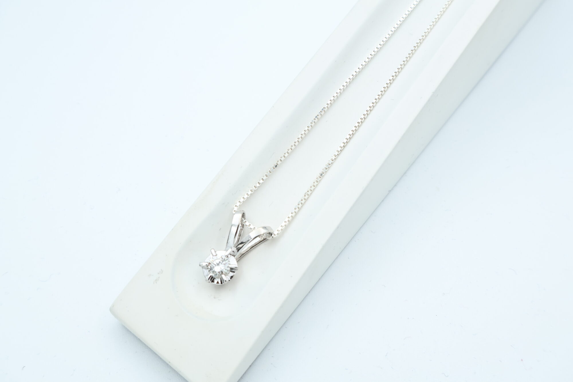 Anheng i hvitt gull med diamant (0,45ct) - Bilde 1