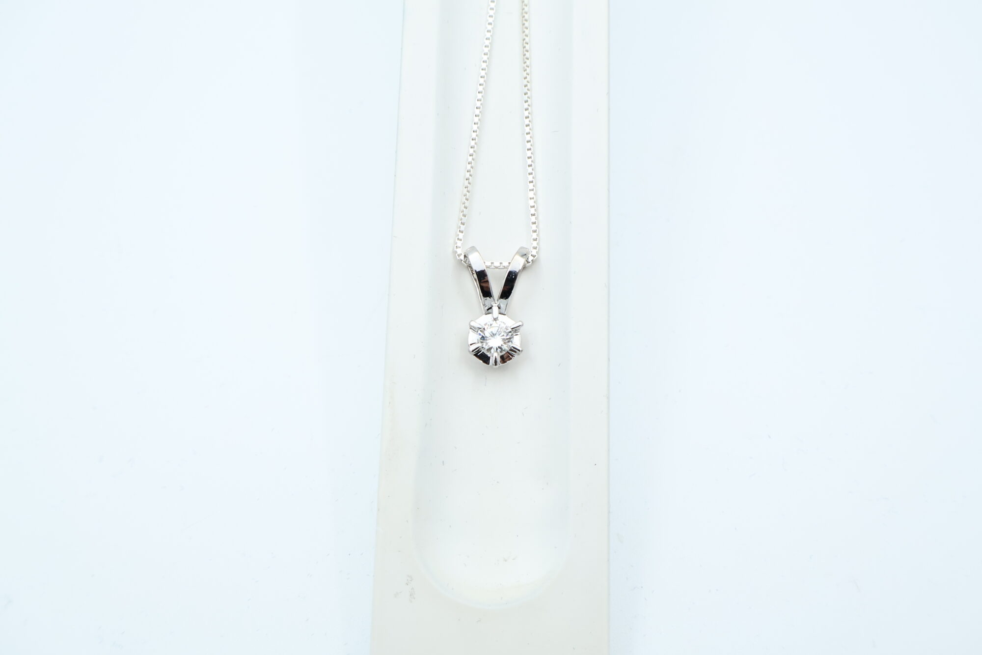Anheng i hvitt gull med diamant (0,45ct) - Bilde 2