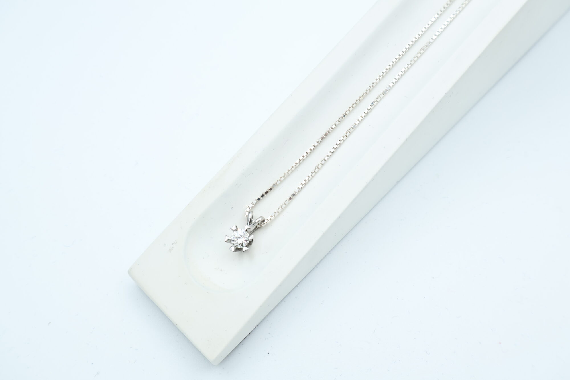 Anheng i hvitt gull med diamant (0,25ct) - Bilde 1