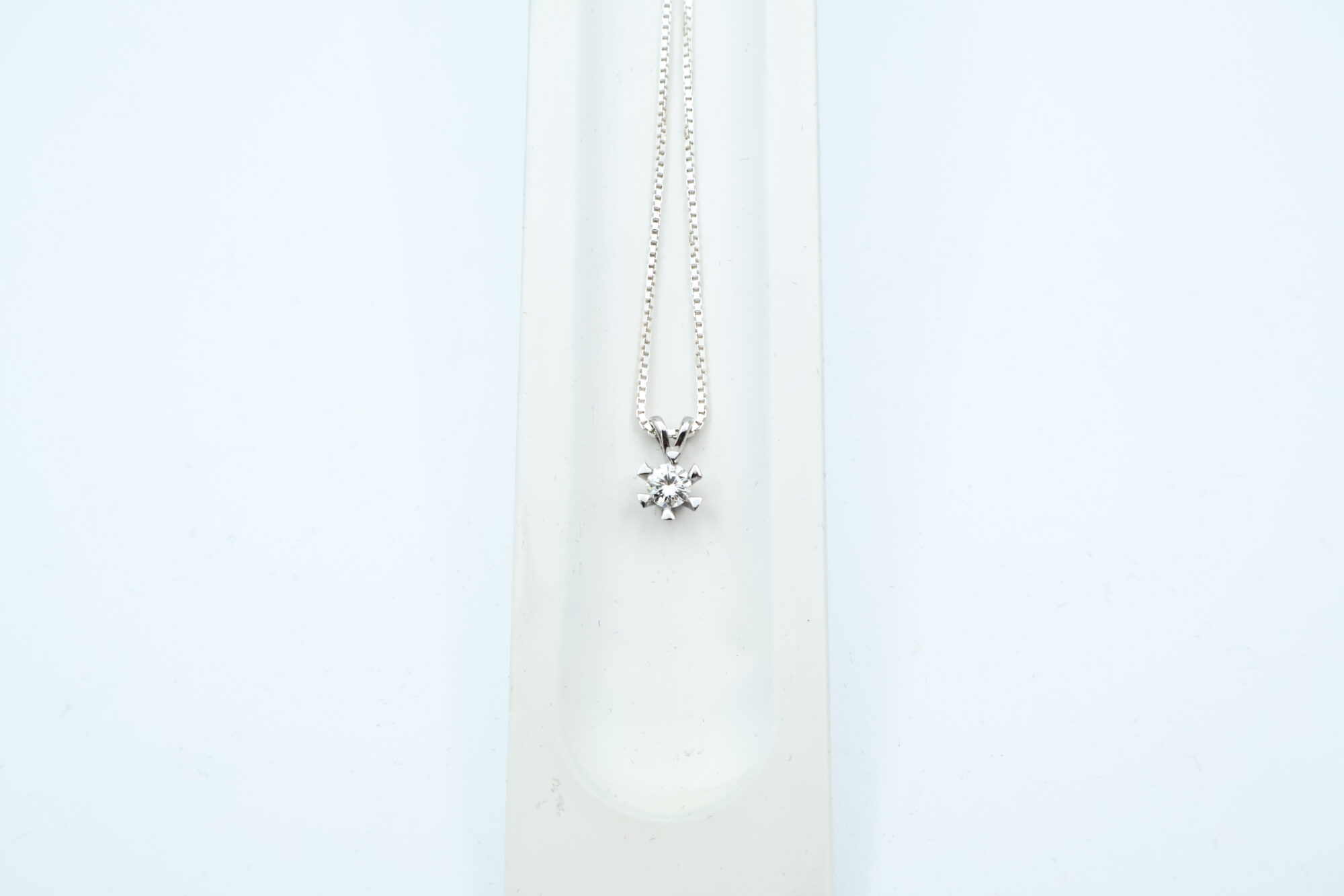 Anheng i hvitt gull med diamant (0,25ct) - Bilde 2