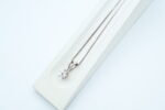 Anheng i hvitt gull med diamant (0,50ct)