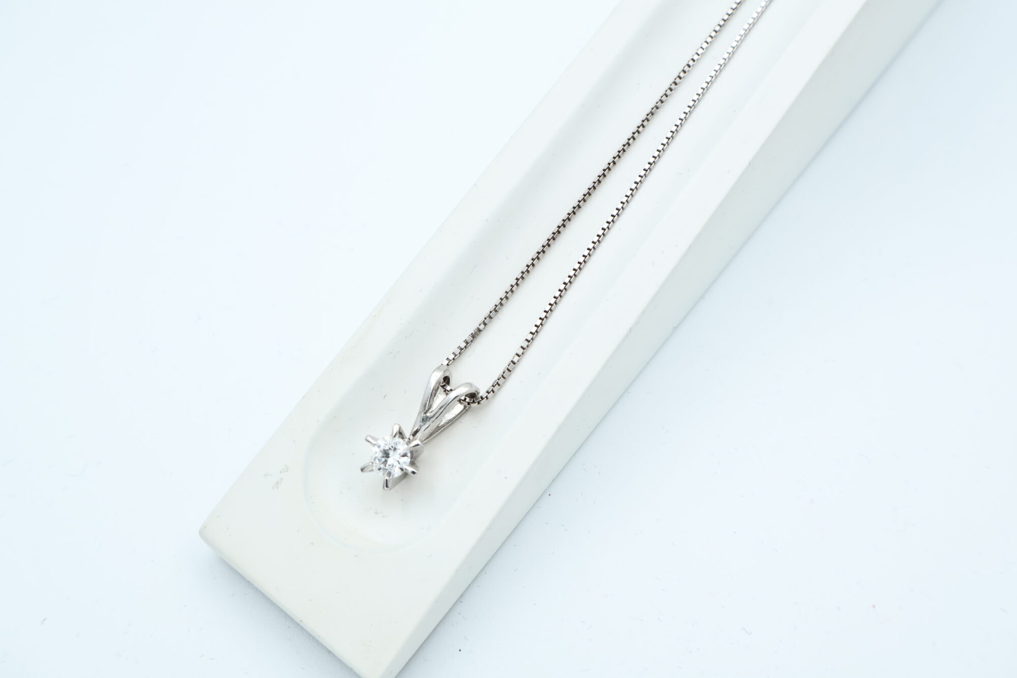 Anheng i hvitt gull med diamant (0,50ct) - Bilde 1