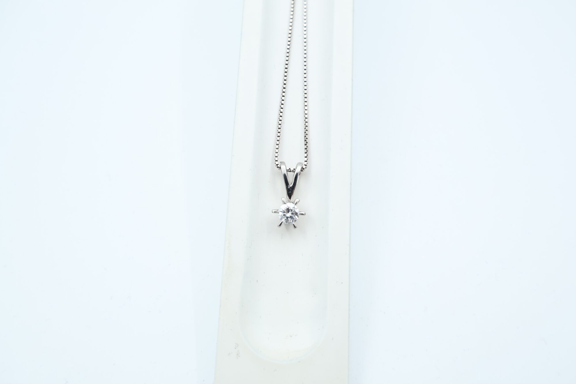 Anheng i hvitt gull med diamant (0,50ct) - Bilde 2