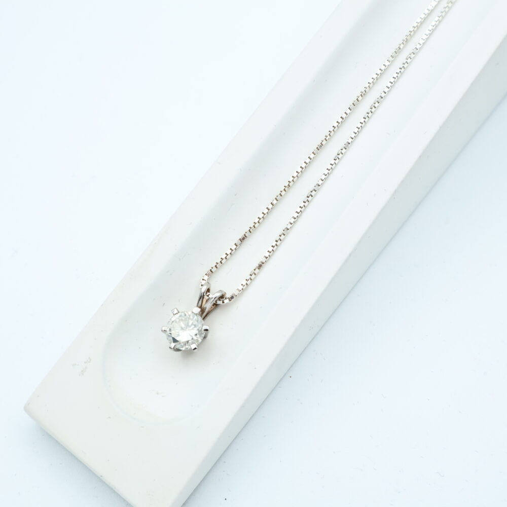 Anheng i hvitt gull med diamant (1,20ct)