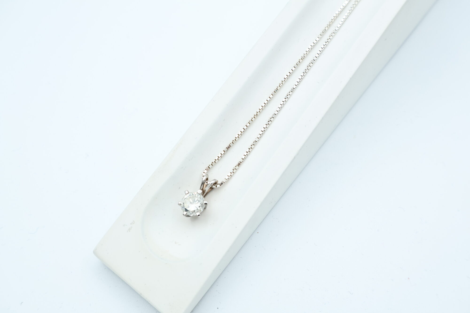 Anheng i hvitt gull med diamant (1,20ct) - Bilde 1