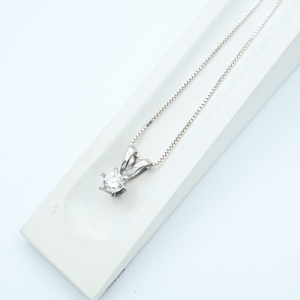 Anheng i hvitt gull med diamant (0,80ct)