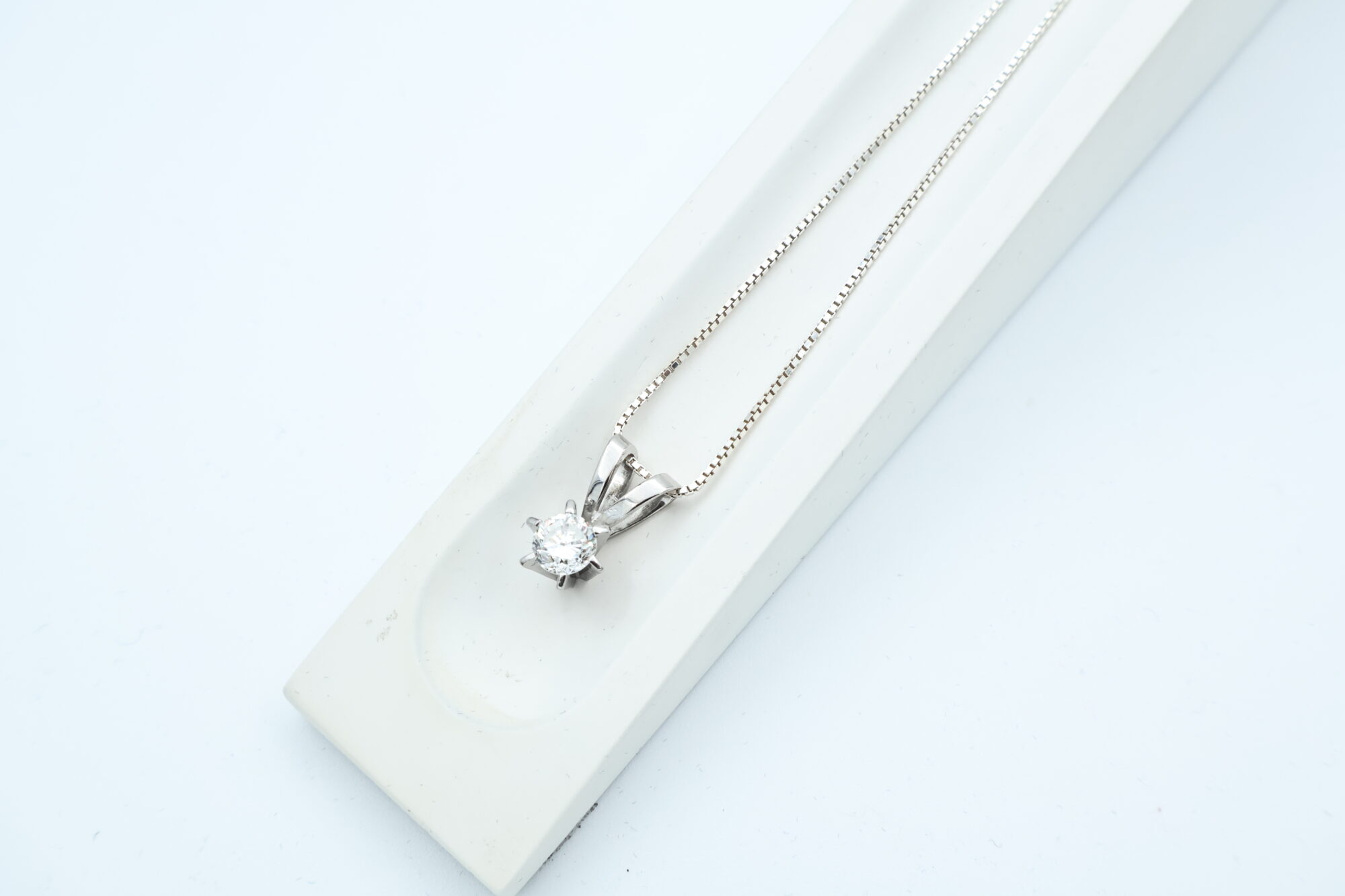Anheng i hvitt gull med diamant (0,80ct) - Bilde 1
