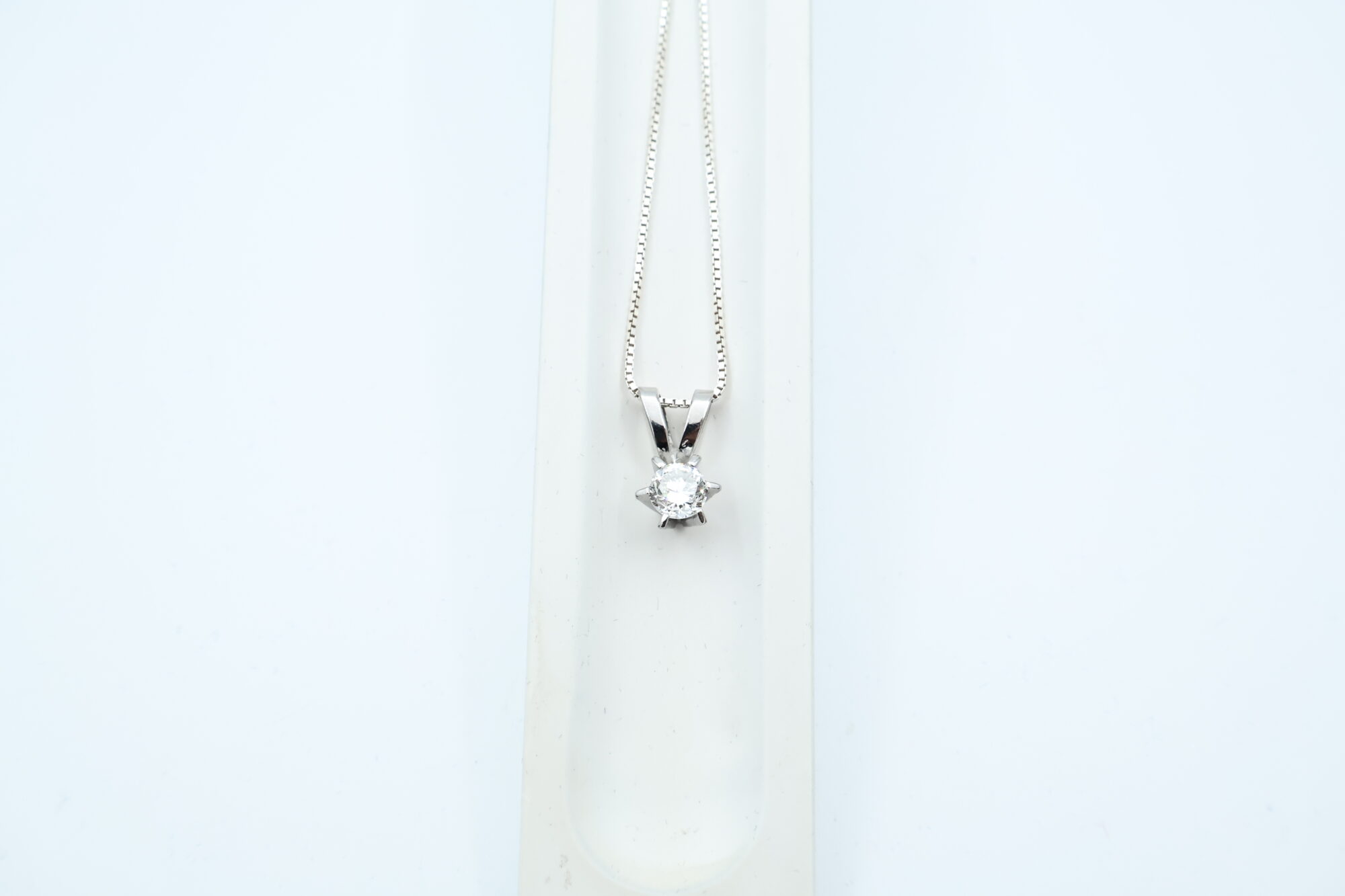 Anheng i hvitt gull med diamant (0,80ct) - Bilde 2