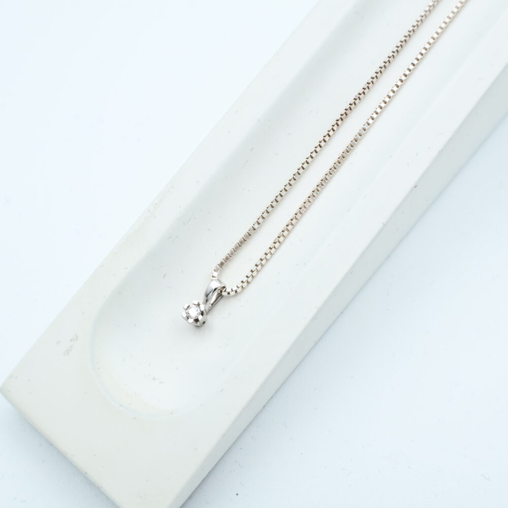 Anheng i hvitt gull med diamant (0,05ct)