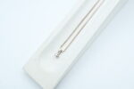 Anheng i hvitt gull med diamant (0,05ct)