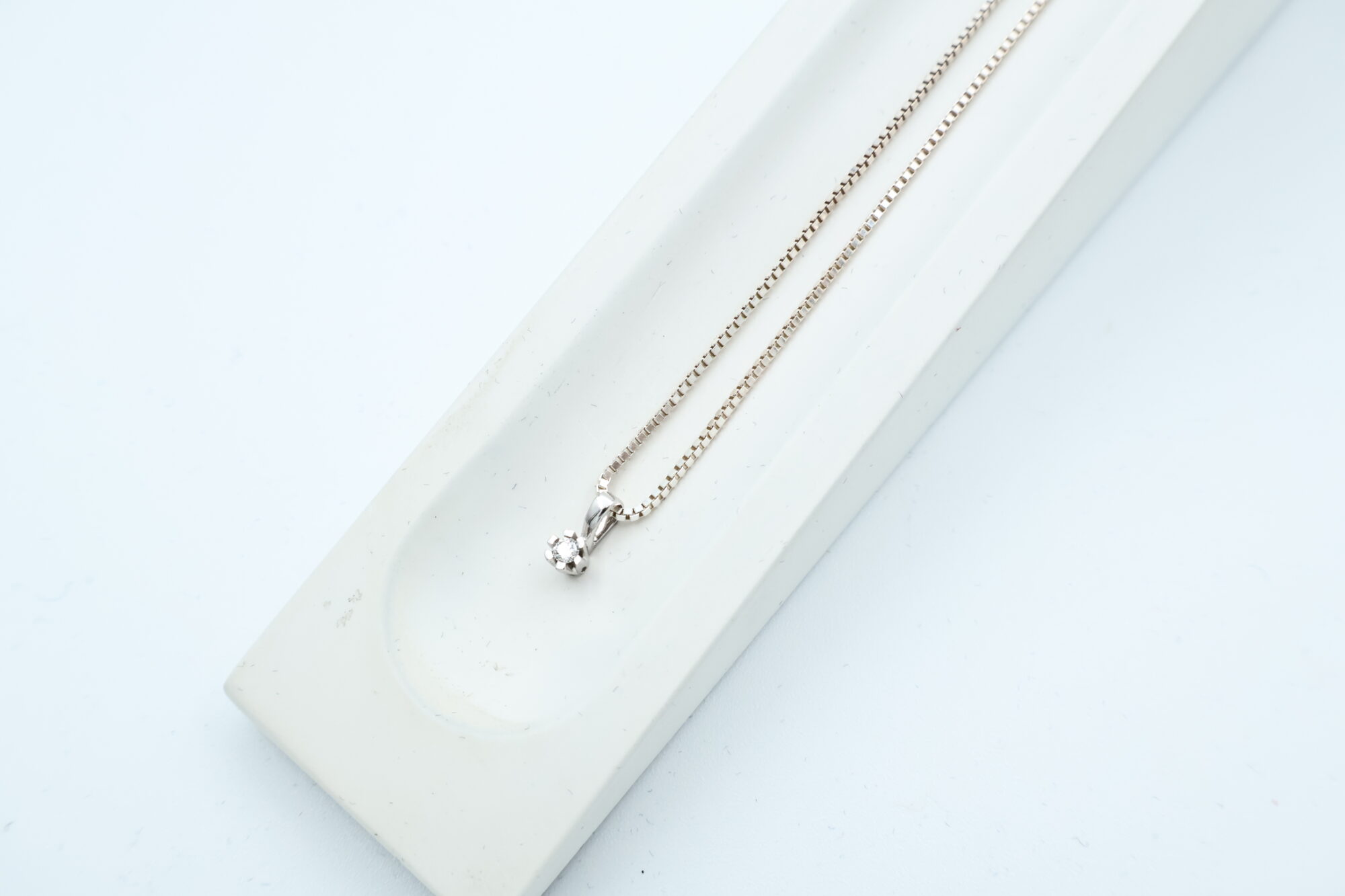 Anheng i hvitt gull med diamant (0,05ct) - Bilde 1