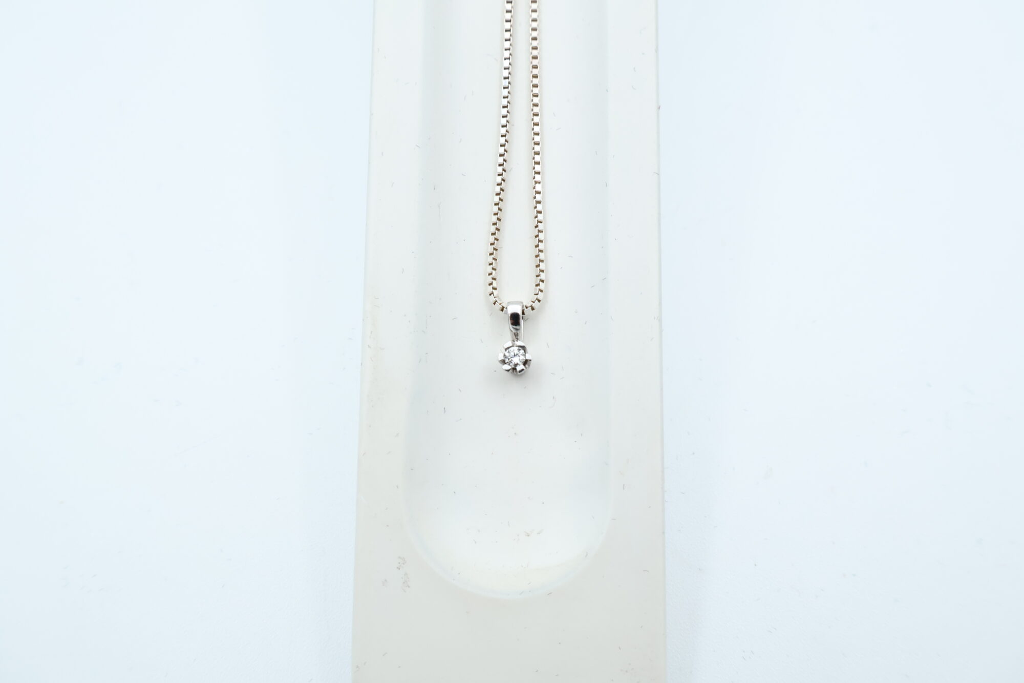 Anheng i hvitt gull med diamant (0,05ct) - Bilde 2