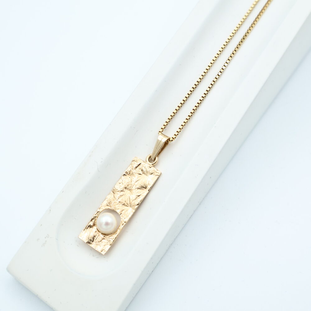 Anheng i gult gull med perle