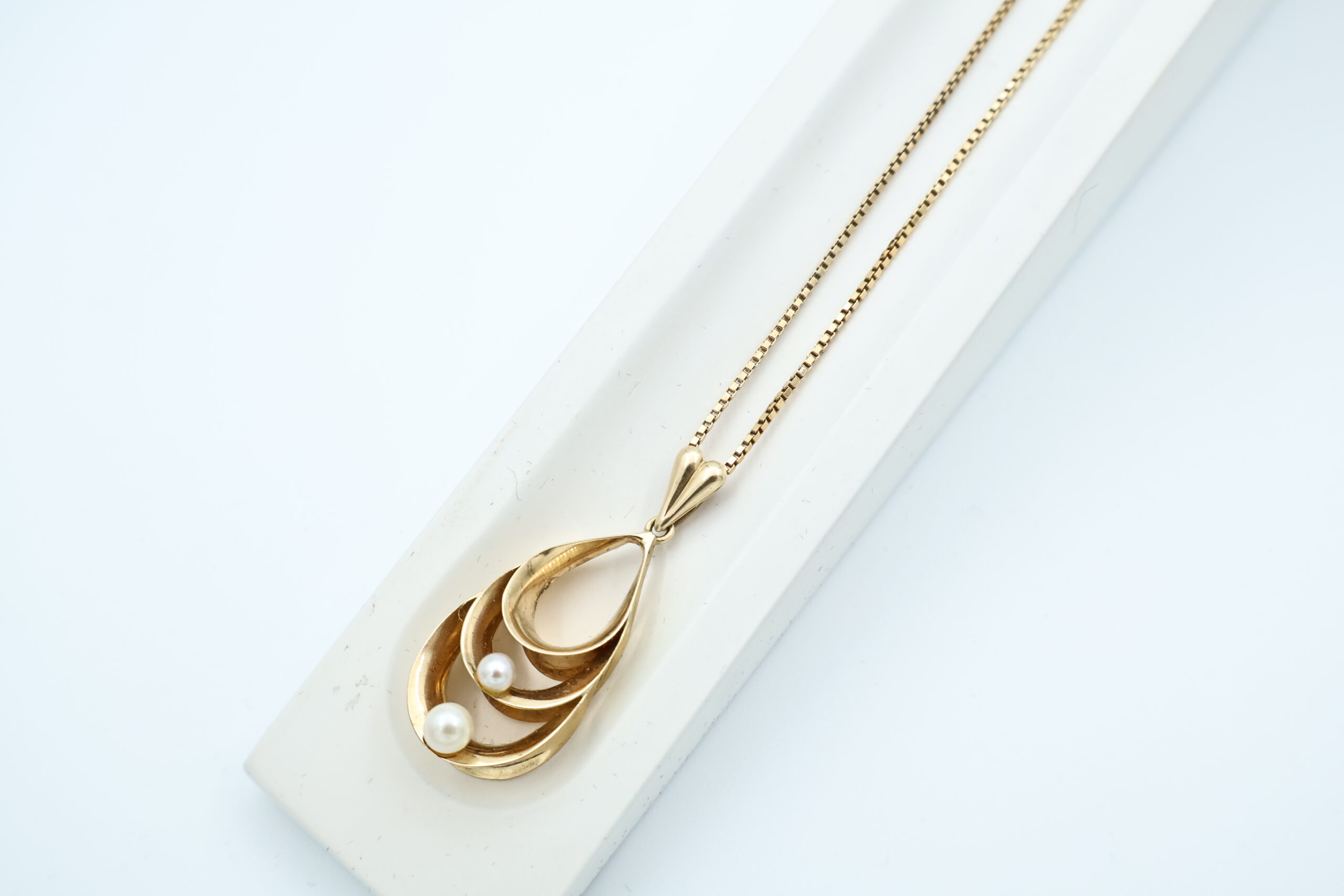 IMG_9609 Anheng i gult gull med perler - Bilde 1