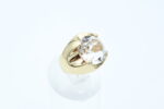 Ring i gult gull med hvit sten