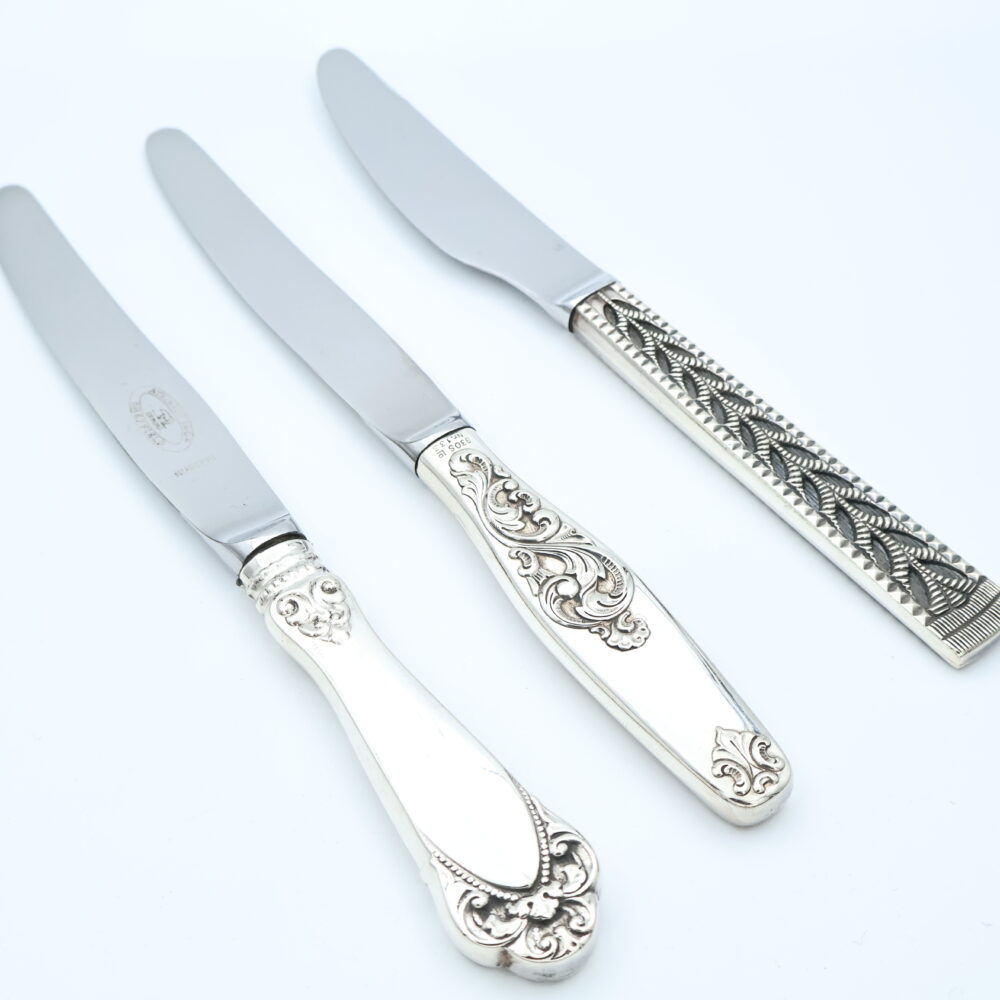 Sølvbestikk i ulike mønstre