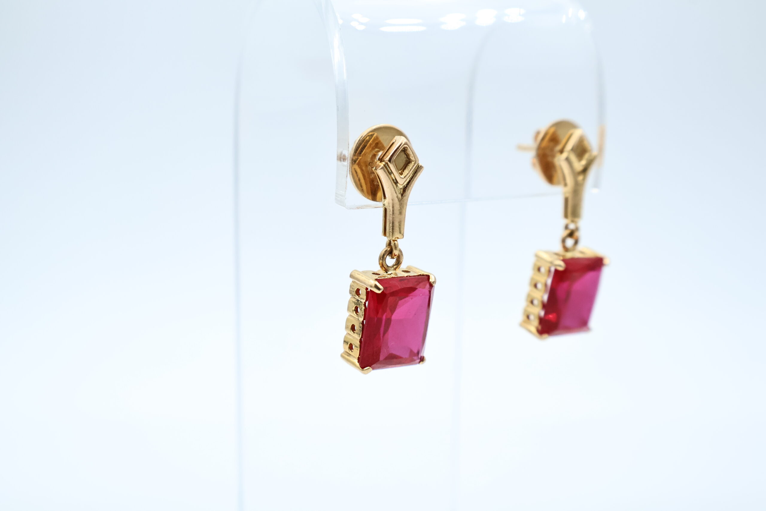 IMG_0249 Ørepynt i gult gull med rød sten - Bilde 1