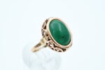Ring i gult gull med grøn sten