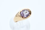Ring i gult gull med lilla sten