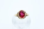 Ring i gult gull med rød sten - Bilde 2