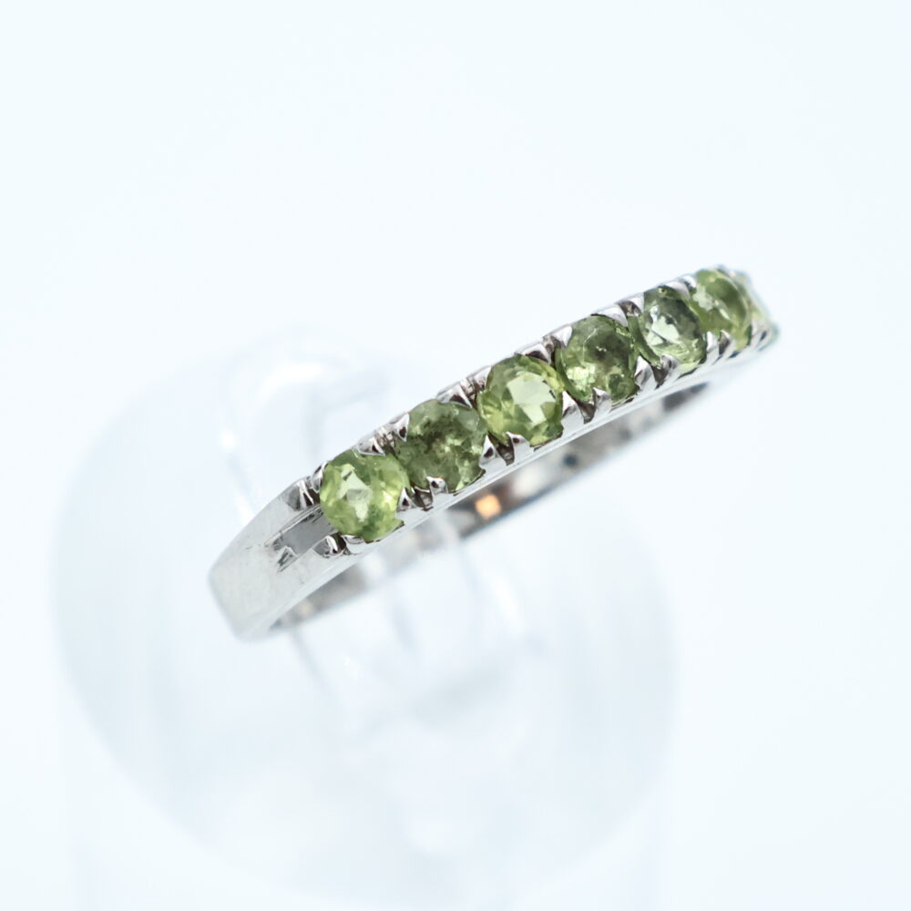 Ring i hvitt gull med grønne stener