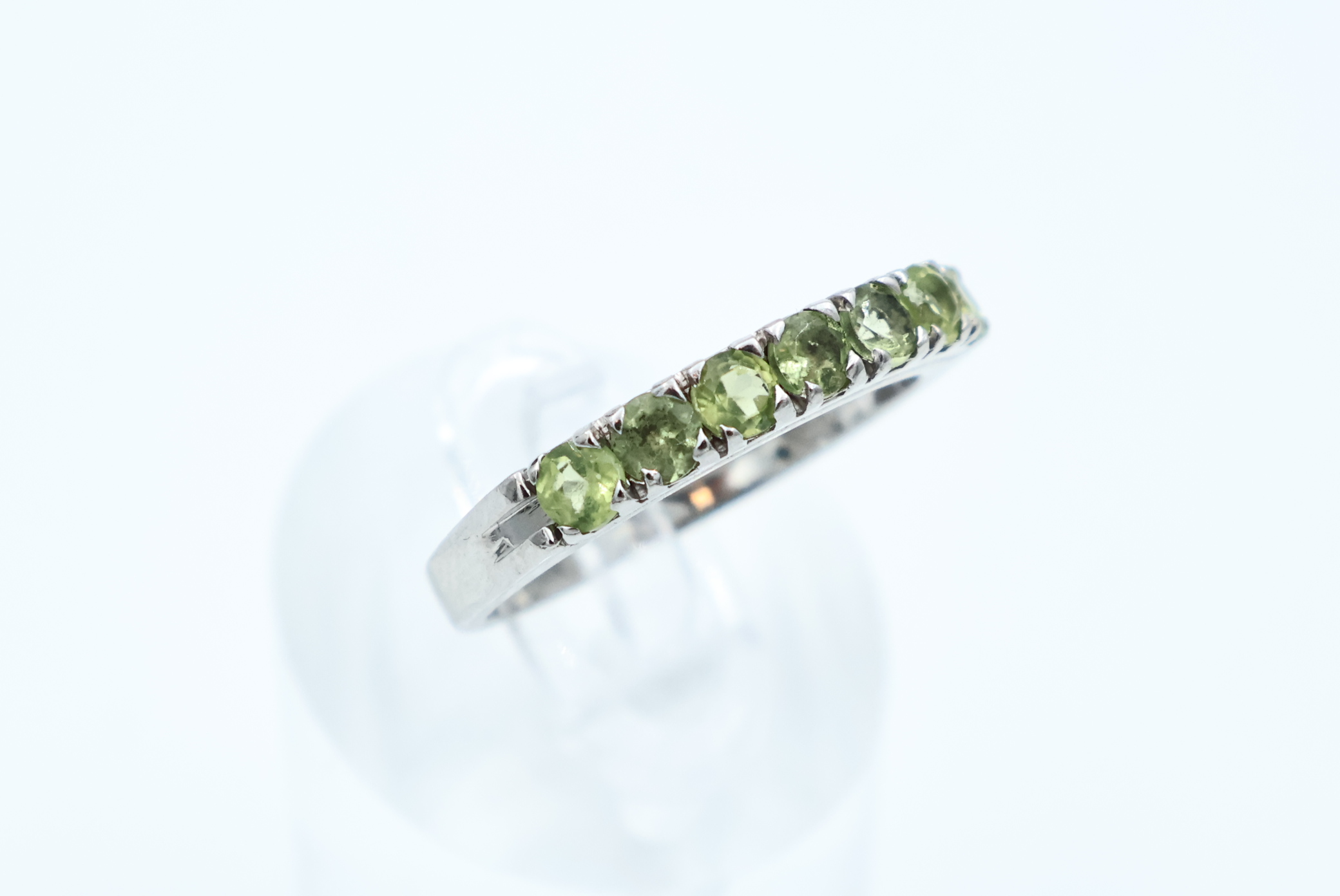 IMG_0458 Ring i hvitt gull med grønne stener - Bilde 1