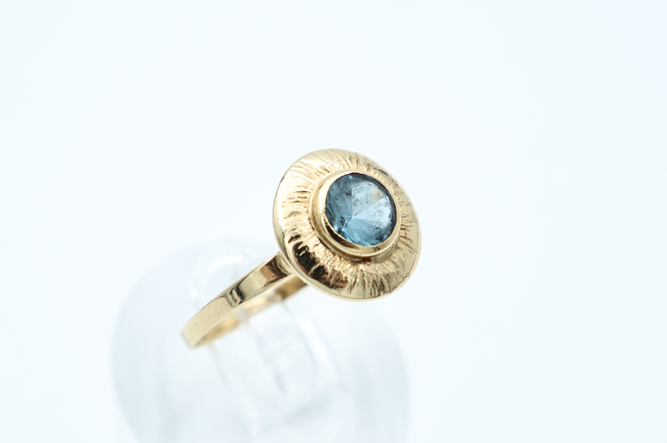 IMG_0461 Ring i gult gull med blå sten - Bilde 1