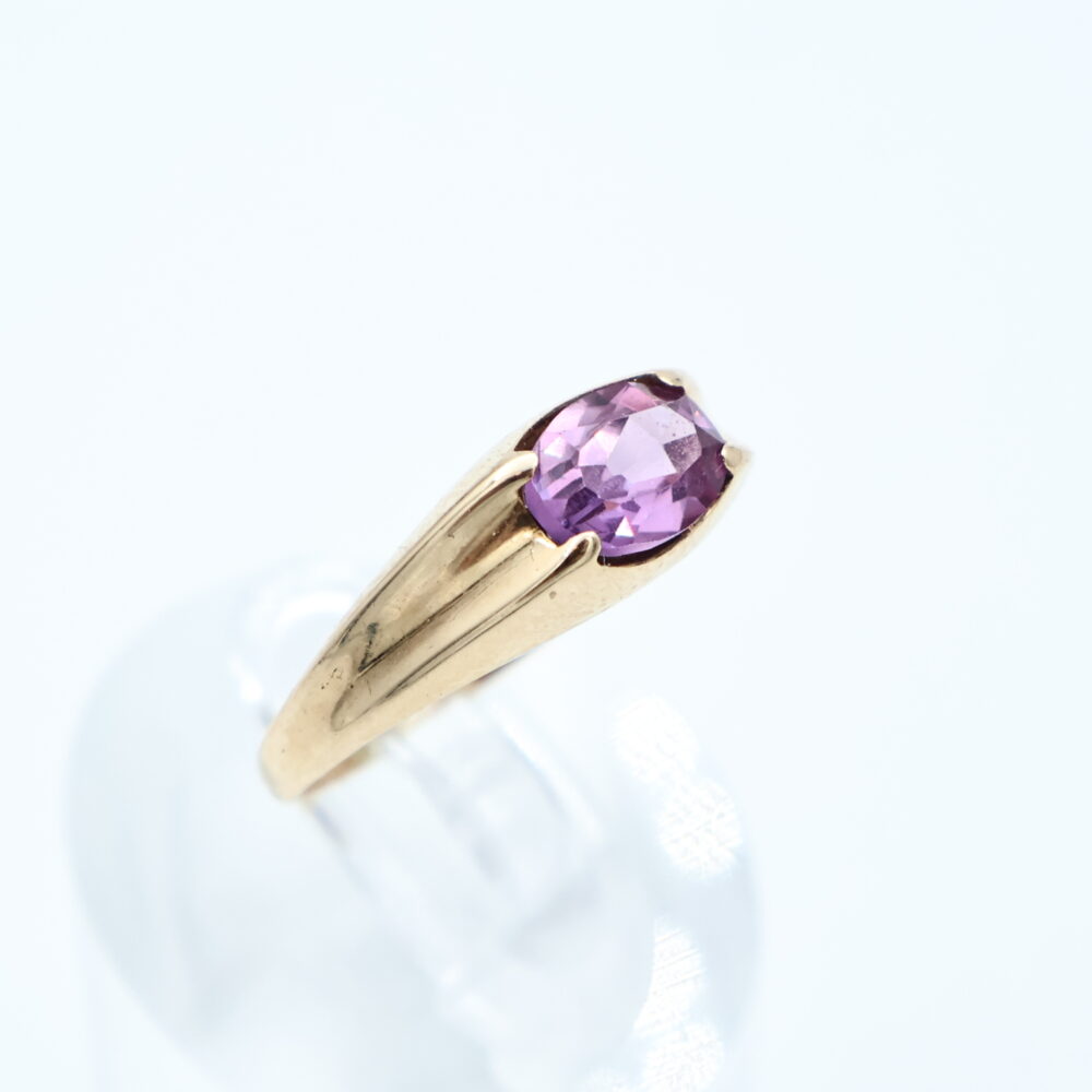 Ring i gult gull med lilla sten